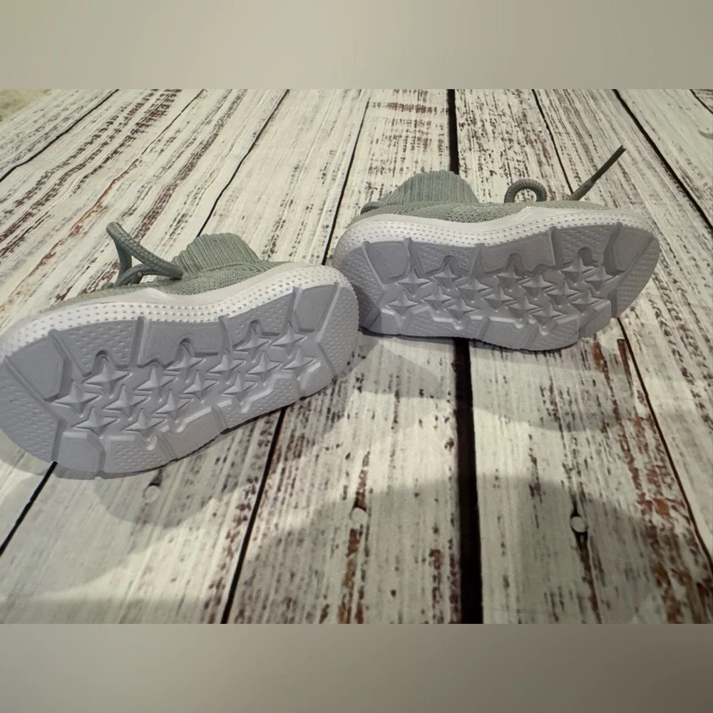 Source Unknown Kids Knit Boots -‎ Gray and White